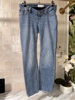 Materinty Abercrombie & Fitch Light Blue Women's Straight-Leg Jeans